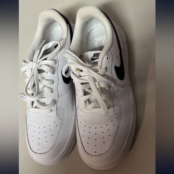 Nike White and Black Sneakers - Picture 1 of 3
